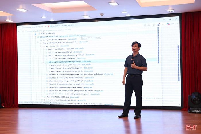Phó Cục trưởng Cục Kiểm tra văn bản và tổ chức thi hành pháp luật Nguyễn Duy Thắng giới thiệu về Bộ pháp điển Việt Nam.