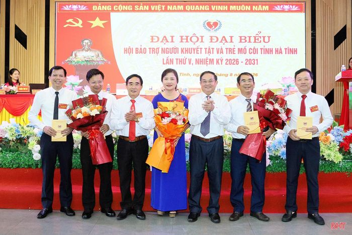 Ban Chấp hành Hội Bảo trợ Người khuyết tật và Trẻ mồ côi Hà Tĩnh nhiệm kỳ 2026 – 2031 tặng hoa tri ân các ủy viên không tái cử.