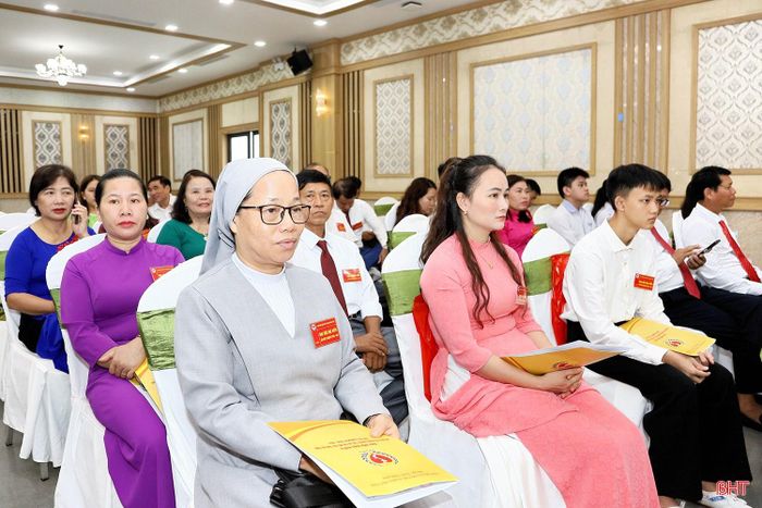 Các đại biểu theo dõi chương trình đại hội.