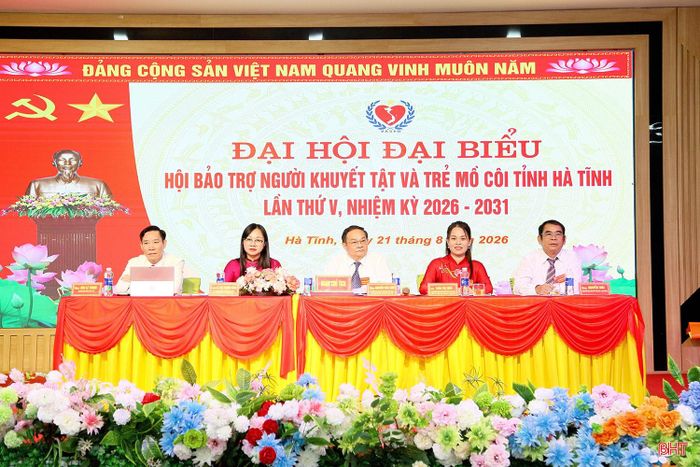 Đoàn chủ tịch điều hành đại hội.