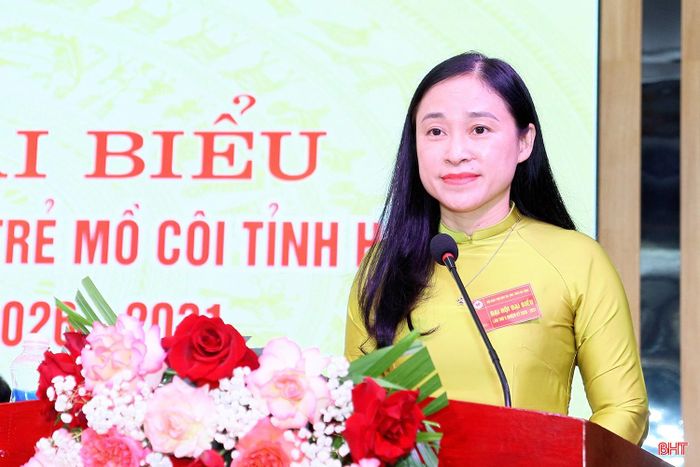Phó Chủ tịch Hội LHPN tỉnh Trương Thị Lượng trình bày tham luận tại Đại hội.