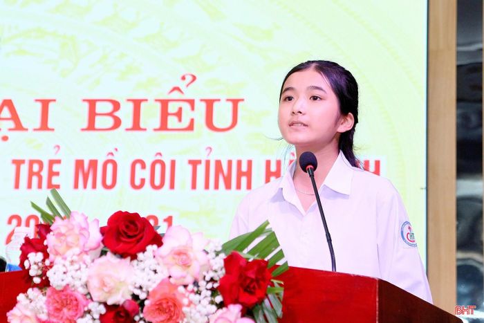 Em Phạm Thị Thảo Vy, học sinh Trường THPT Chuyên Hà Tĩnh, đại diện cho các em mồ côi, hoàn cảnh khó khăn trên địa bàn tỉnh tham dự và chia sẻ tại đại hội.