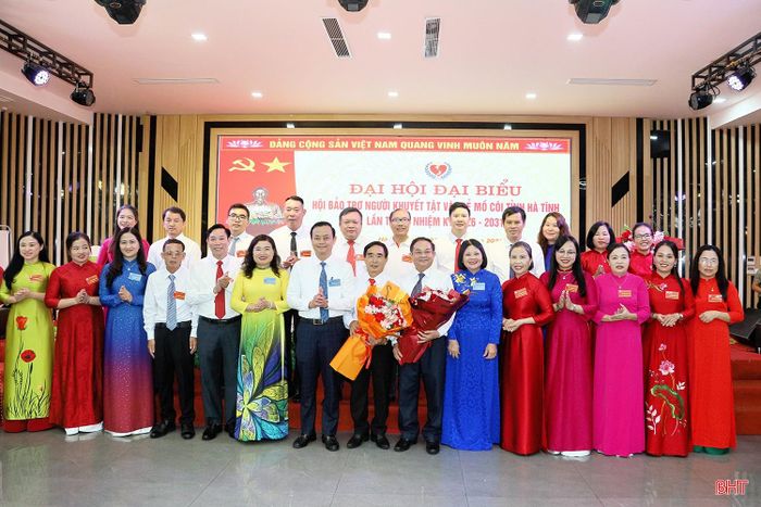 Lãnh đạo Hội Bảo trợ Người khuyết tật Việt Nam và lãnh đạo tỉnh tặng hoa chúc mừng Ban Chấp hành Hội Bảo trợ Người khuyết tật và Trẻ mồ côi Hà Tĩnh nhiệm kỳ 2026 – 2031.