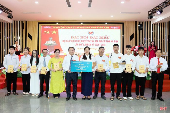 Hội Bảo trợ Người khuyết tật và Trẻ mồ côi Hà Tĩnh cùng đại diện nhà tài trợ trao 10 suất quà cho các đại biểu là người khuyết tật, trẻ mồ côi tham dự đại hội.