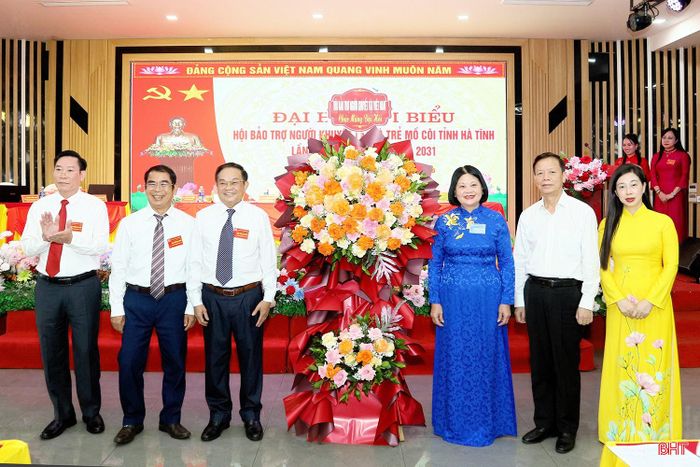 Đại diện Hội Bảo trợ Người khuyết tật Việt Nam tặng hoa chúc mừng đại hội.