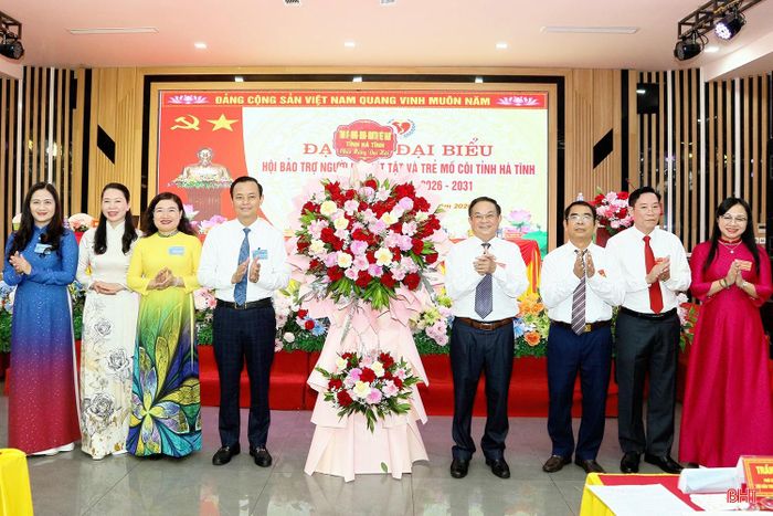 Các đồng chí lãnh đạo tỉnh tặng hoa chúc mừng đại hội.