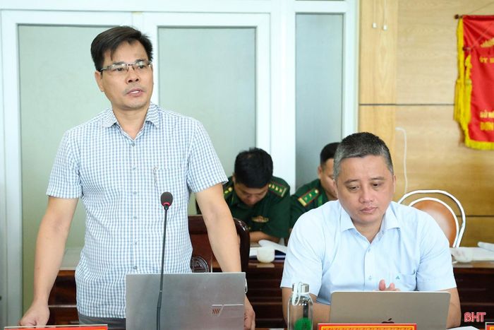 Các thành viên đoàn công tác Bộ NN&MT trao đổi về một số hạn chế cần khắc phục qua kiểm tra thực tế tại tỉnh Hà Tĩnh.