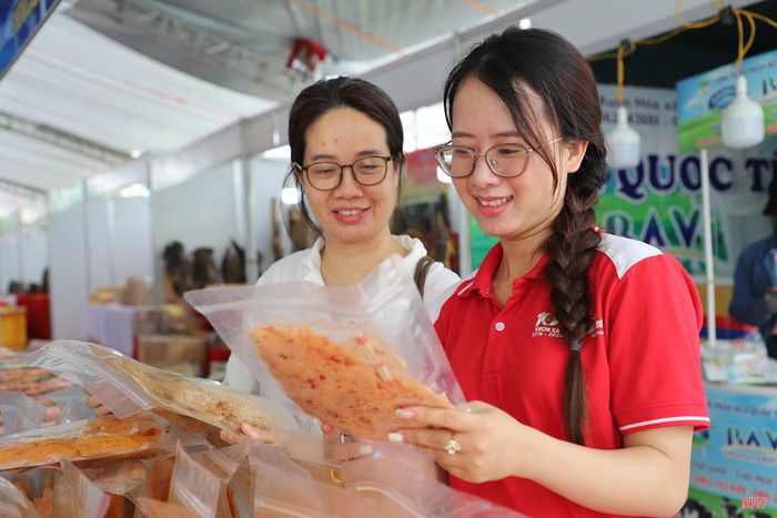  Chị Nguyễn Thị Vân Anh (áo đỏ, trú phường Thành Sen) cho biết: "Hội chợ quy tụ nhiều sản phẩm đặc trưng các vùng miền. Tham gia hội chợ tôi có cơ hội trải nghiệm, mua sắm và thưởng thức các món ăn ngon của nhiều địa phương". 