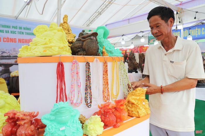 Chưa đến giờ khai mạc, song hội chợ đã thu hút khá đông người dân đến tham quan, mua sắm.