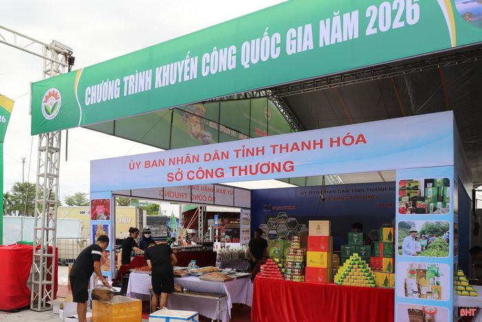 Hội chợ diễn ra từ ngày 21- 26/8 với sự tham gia của hơn 180 đơn vị, doanh nghiệp, hợp tác xã (HTX), cơ sở sản xuất trong và ngoài tỉnh. Không gian hội chợ được tổ chức theo hướng mở với 3 khu vực chức năng: khu trưng bày sản phẩm chủ lực, đặc trưng và sản phẩm CNNT tiêu biểu của các tỉnh, thành; khu dành cho sản phẩm của các cơ sở công nghiệp nông thôn, doanh nghiệp Hà Tĩnh và khu ẩm thực, dịch vụ.