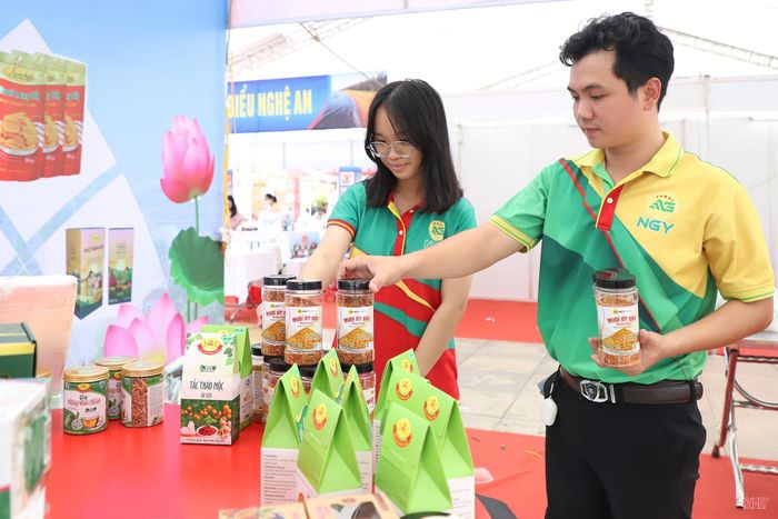 Hội chợ sẽ khai mạc vào tối nay tại Quảng trường Trần Phú, phường Thành Sen. Bởi vậy, không khí chuẩn bị cho hội chợ đang diễn ra khẩn trương. Từng gian hàng được gấp rút hoàn thiện, hàng hóa được các chủ cơ sở vận chuyển, sắp xếp để sẵn sàng đón khách.