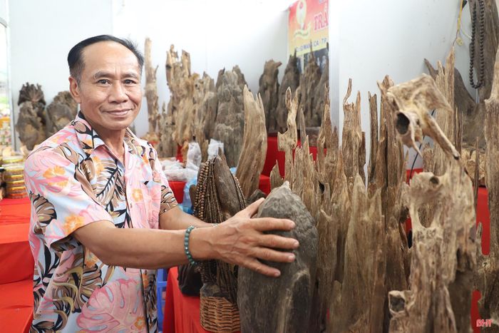  Ông Hồ Văn Phúc - Giám đốc Công ty TNHH MTV Trầm hương Hồ Phúc (phường Phú Xuân, TP Huế) chia sẻ: "Gần 50 năm kinh nghiệm sản xuất, sản phẩm trầm hương của chúng tôi đã ghi dấu ấn trên thị trường. Nguyên liệu sản xuất được nhập từ tỉnh Hà Tĩnh và TP Đà Nẵng nên cho sản phẩm chất lượng cao. Đây là lần thứ 2 chúng tôi tham gia hội chợ tại Hà Tĩnh với kỳ vọng quảng bá sản phẩm, kết nối tiêu thụ, tạo thêm động lực thúc đẩy sản xuất - kinh doanh”. 
