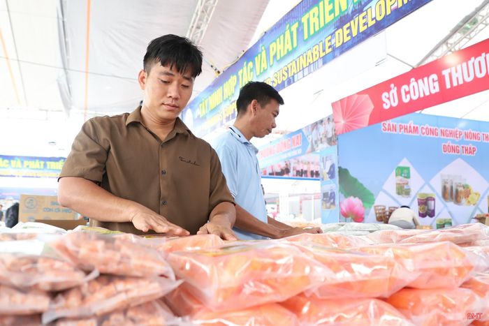 Nhờ đẩy mạnh truyền thông và đổi mới trong cách thức tổ chức, ngoài các gian hàng của Hà Tĩnh, hội chợ thu hút sự tham gia của đông đảo doanh nghiệp, HTX, cơ sở sản xuất tại 25 tỉnh, thành trong cả nước với hơn 240 gian hàng.