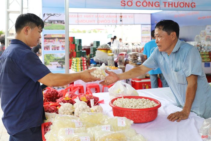  Theo ông Lê Trung Phước - Giám đốc Sở Công thương: Hội chợ là sự kiện xúc tiến thương mại có ý nghĩa quan trọng đối với Hà Tĩnh và các tỉnh, thành khu vực miền Trung - Tây Nguyên. Đây là dịp để các cơ quan, tổ chức, doanh nghiệp, HTX và cơ sở sản xuất gặp gỡ, quảng bá sản phẩm; trao đổi kinh nghiệm, tăng cường kết nối và hợp tác trong sản xuất - kinh doanh, tiêu thụ hàng hóa. Không gian hội chợ cũng là nơi các địa phương giới thiệu thành tựu phát triển kinh tế - xã hội, các ngành hàng thương mại, sản phẩm CNNT tiêu biểu, sản phẩm làng nghề và đặc sản của Hà Tĩnh, khu vực miền Trung - Tây Nguyên và nhiều địa phương trong nước. 