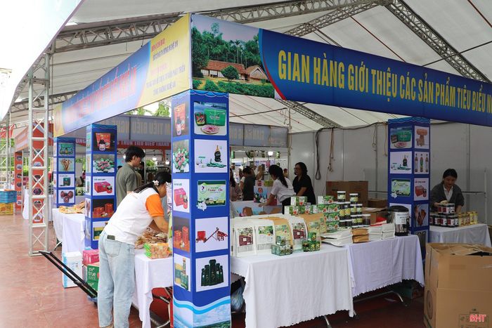 Đặc biệt, trong khuôn khổ hội chợ sẽ diễn ra các hoạt động giao thương, kết nối doanh nghiệp, trao đổi hàng hóa và ký kết hợp đồng kinh tế. Các hoạt động này tạo động lực thúc đẩy sản xuất - kinh doanh cho cộng đồng doanh nghiệp, HTX, cơ sở sản xuất tại nhiều tỉnh, thành.