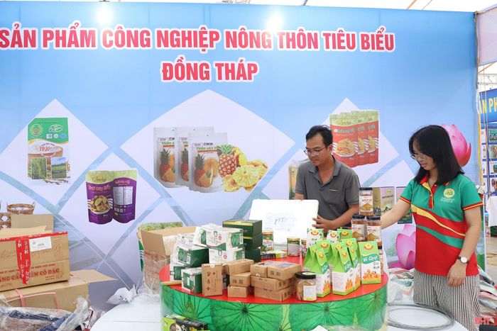  Tham gia hội chợ lần này, tỉnh Đồng Tháp có 4 doanh nghiệp tham gia trực tiếp và hơn 30 doanh nghiệp, HTX, cơ sở gửi sản phẩm quảng bá. Ông Nguyễn Trọng Hữu - Chuyên viên Trung tâm Khuyến công và Xúc tiến thương mại tỉnh Đồng Tháp cho hay: "Chúng tôi mang đến hội chợ các sản phẩm chế biến từ: sen, trái cây, mật ong... Đây là lần đầu tiên các doanh nghiệp, cơ sở sản xuất tỉnh Đồng Tháp tham gia theo chương trình khuyến công tại Hà Tĩnh. Chúng tôi nhận thấy công tác tổ chức của đơn vị chủ nhà bài bản, chuyên nghiệp, không gian tổ chức hội chợ thoáng đẹp, kỳ vọng thu hút đông đảo bà con tham quan, mua sắm". 