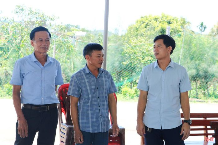 Lãnh đạo xã Cẩm Hưng trao đổi với cán bộ thôn Hưng Thắng một số giải pháp liên quan đến cơ sở vật chất tại nhà văn hoá.