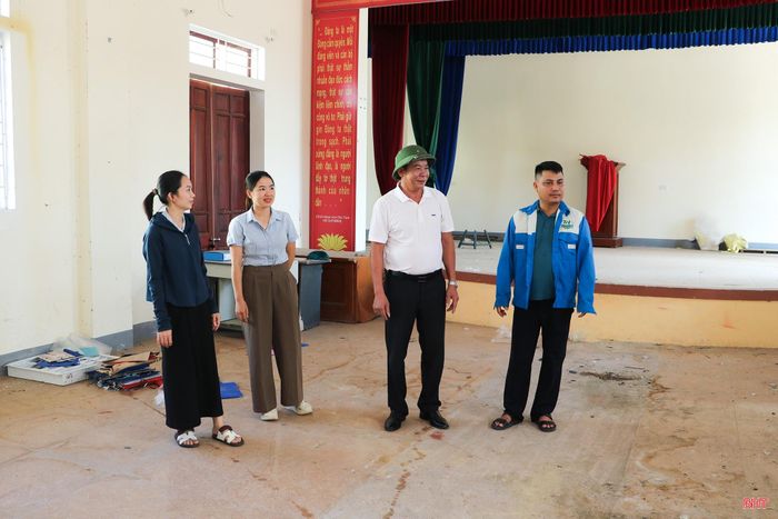  Ông Phạm Hải Thăng - Bí thư Chi bộ thôn Yên Thọ, xã Đức Quang (ngoài cùng bên phải) cùng cán bộ xã Đức Quang rà soát các hạng mục của nhà văn hoá mới. 