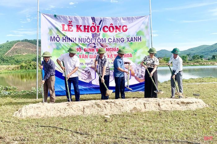Mô hình nuôi tôm càng xanh của gia đình ông Đinh Văn Nghĩa (thôn 1 Văn Giang) có diện tích hơn 2 ha, vốn đầu tư khoảng hơn 2,5 tỷ đồng.