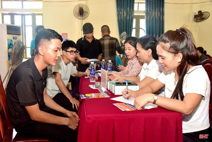 Lao động đăng ký tham gia tuyển dụng trong phiên tuyển dụng tại xã Đồng Lộc.