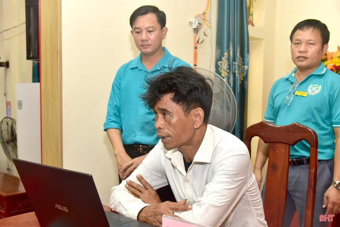 Ông Nguyễn Thanh Quang (xã Xuân Lộc, Hà Tĩnh) phỏng vấn trực tuyến để vào làm việc tại Công ty CP Đầu tư và Xây dựng SGC.