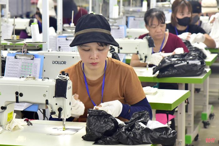 Lao động đang làm việc tại Công ty TNHH Trang phục quốc tế Gaiwach.