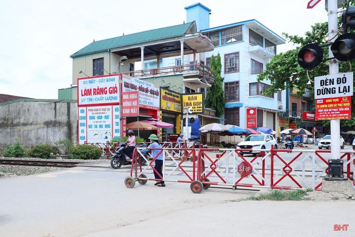 Một số người tham gia giao thông khi đi qua nơi giao cắt giữa đường bộ với đường sắt vẫn cố ý qua đường khi tàu sắp đến. Ảnh Văn Đức 