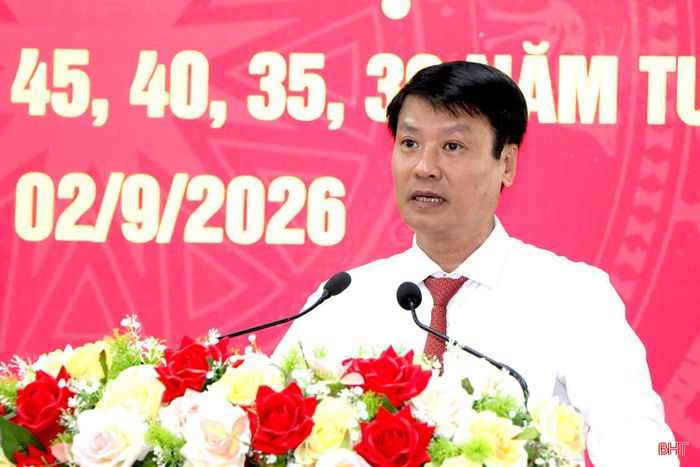 Đồng chí Trần Quang Tuấn - Bí thư Đảng ủy, Chủ tịch HĐND phường Thành Sen phát biểu tại buổi lễ.