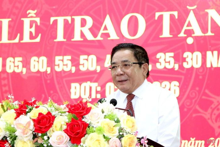 Đồng chí Thiều Đình Duy - đảng viên nhận Huy hiệu 50 năm tuổi Đảng (Chi bộ Tổ dân phố 1) bày tỏ niềm vinh dự, tự hào khi được nhận phần thưởng cao quý của Đảng.