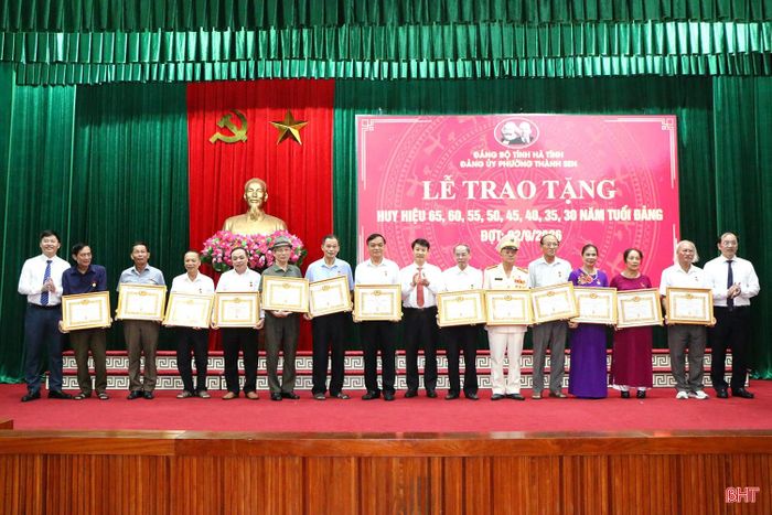 ...trao Huy hiệu Đảng cho các đồng chí đảng viên từ 40 - 45 năm tuổi Đảng.