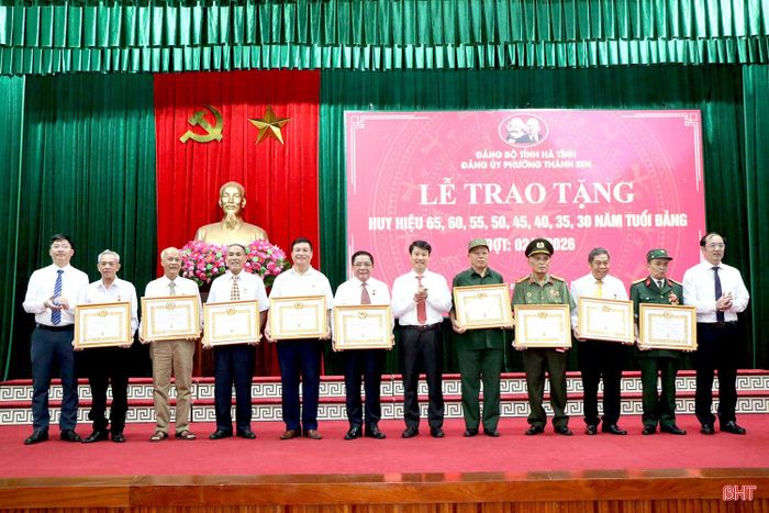 ...trao Huy hiệu Đảng cho các đồng chí đảng viên từ 50 - 55 năm tuổi Đảng