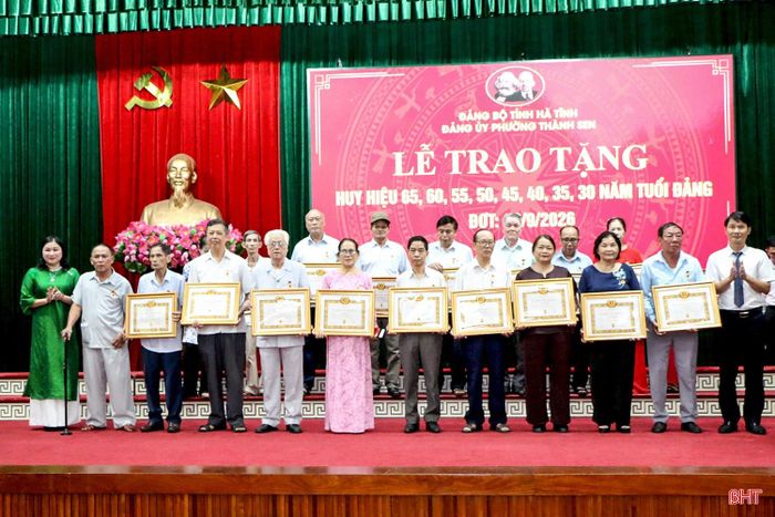 Đại diện Đảng uỷ phường Thành Sen trao Huy hiệu Đảng cho các đảng viên từ 30 - 35 tuổi Đảng.