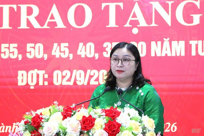 Đồng chí Hồ Thị Hương Giang - Trưởng ban Xây dựng Đảng phường Thành Sen công bố quyết định tặng Huy hiệu Đảng cho 180 đảng viên trong đợt 1.