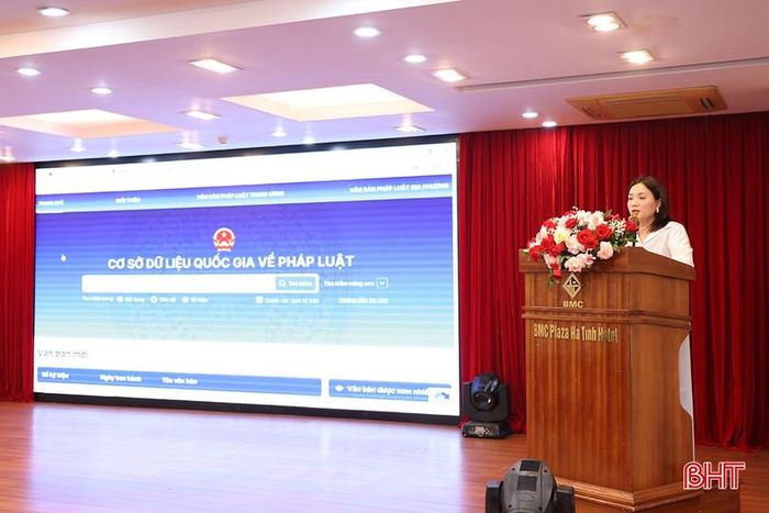Đại diện Cục Kiểm tra văn bản và tổ chức thi hành pháp luật trình bày tóm tắt dự thảo Nghị định thay thế Nghị định số 52/2015/NĐ-CP của Chính phủ về cơ sở dữ liệu quốc gia về pháp luật.