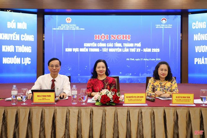 Cục trưởng Cục Đổi mới sáng tạo, Chuyển đổi xanh và Khuyến công Nguyễn Thị Lâm Giang; Phó Cục trưởng Cục Đổi mới sáng tạo, Chuyển đổi xanh và khuyến công Đỗ Thị Minh Trâm; Giám đốc Sở Công Thương Hà Tĩnh Lê Trung Phước chủ trì hội nghị.