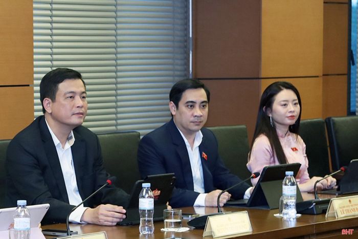 Các ĐBQH đoàn Hà Tĩnh tại phiên thảo luận chiều 21/8.