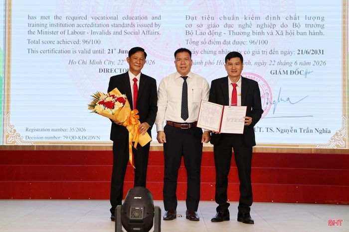 Ông Nguyễn Mạnh Cường - Phó Giám đốc Công ty Cổ phần Kiểm định và Tư vấn giáo dục Việt Nam trao giấy chứng nhận đạt tiêu chuẩn kiểm định chất lượng cơ sở giáo dục nghề nghiệp cho Ban Giám hiệu Trường Cao đẳng Y tế Hà Tĩnh...