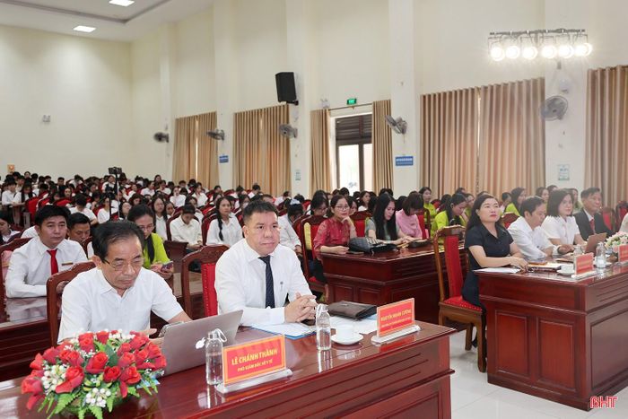 Các đại biểu dự lễ công bố.
