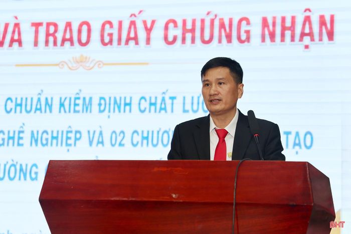 TS. Trần Chiến Thắng - Hiệu trưởng Trường Cao đẳng Y tế Hà Tĩnh phát biểu tại buổi lễ.