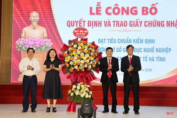 Đồng chí Nguyễn Thị Nguyệt - Phó Chủ tịch UBND tỉnh và lãnh đạo Sở Giáo dục và Đào tạo Hà Tĩnh tặng hoa chúc mừng Trường Cao đẳng Y tế Hà Tĩnh.