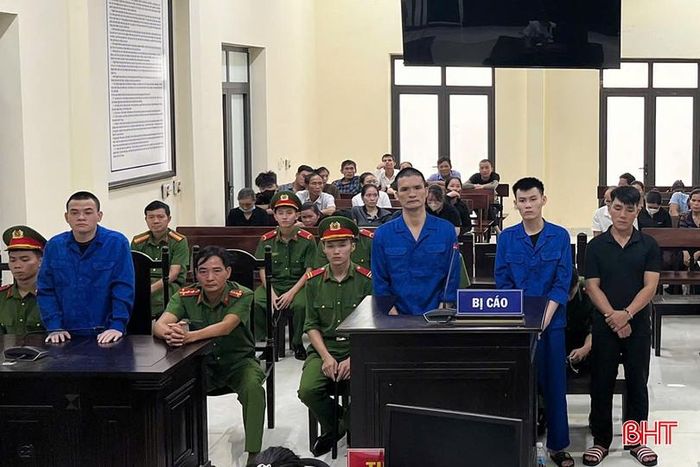 Các bị cáo tại phiên tòa xét xử.
