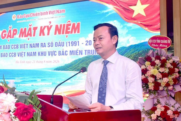  Đồng chí Hà Văn Hùng - Ủy viên BTV Tỉnh ủy, Trưởng ban Tuyên giáo và Dân vận Tỉnh ủy phát biểu tại buổi gặp mặt. 