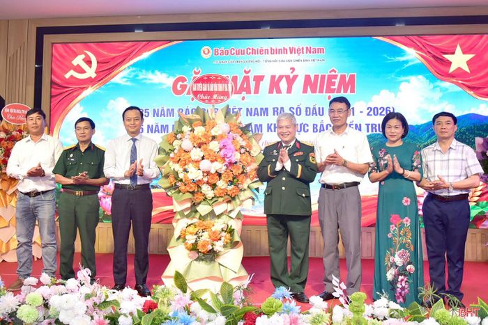  Đồng chí Hà Văn Hùng - Ủy viên BTV Tỉnh ủy, Trưởng ban Tuyên giáo và Dân vận Tỉnh ủy tặng hoa chúc mừng Báo Cựu chiến binh Việt Nam. 