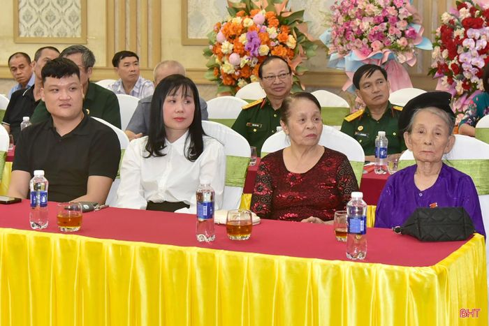  Mẹ Việt Nam anh hùng Nguyễn Thị Ả, Anh hùng LLVT nhân dân La Thị Tám dự buổi gặp mặt. 