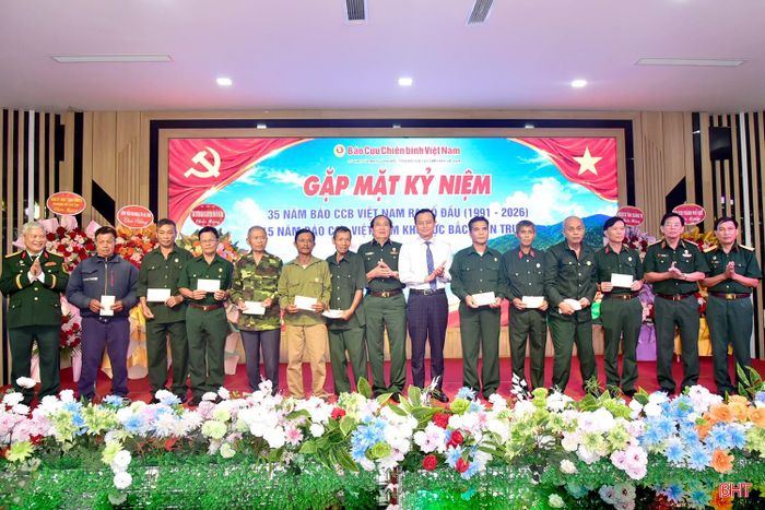  Đồng chí Hà Văn Hùng - Ủy viên BTV Tỉnh ủy, Trưởng ban Tuyên giáo và Dân vận Tỉnh ủy, Đại tá Đỗ Phú Thọ - Tổng Biên tập Báo Cựu chiến binh Việt Nam và nhà tài trợ trao quà cho Mẹ Việt Nam anh hùng Nguyễn Thị Ả, Anh hùng LLVT nhân dân La Thị Tám, thân nhân liệt sỹ và 10 cựu chiến binh. 