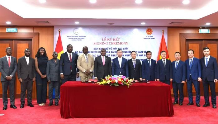Bộ trưởng Bộ Tài chính Việt Nam Ngô Văn Tuấn và Bộ trưởng Bộ Kế hoạch, Hợp tác quốc tế và Phát triển Cộng hòa Guinea Ismaël NaBé đã có buổi làm việc, ngày 20/8. (Ảnh: BTC/Vietnam+)