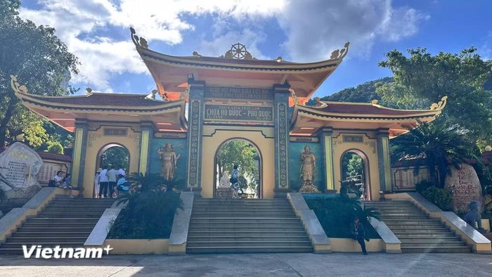 Cổng tam quan chùa Hộ Quốc được xây dựng với 3 tầng mái cong gồm 3 lối vào, thể hiện sự uy nghiêm, trang trọng. (Ảnh: Bích Hằng/Vietnam+)