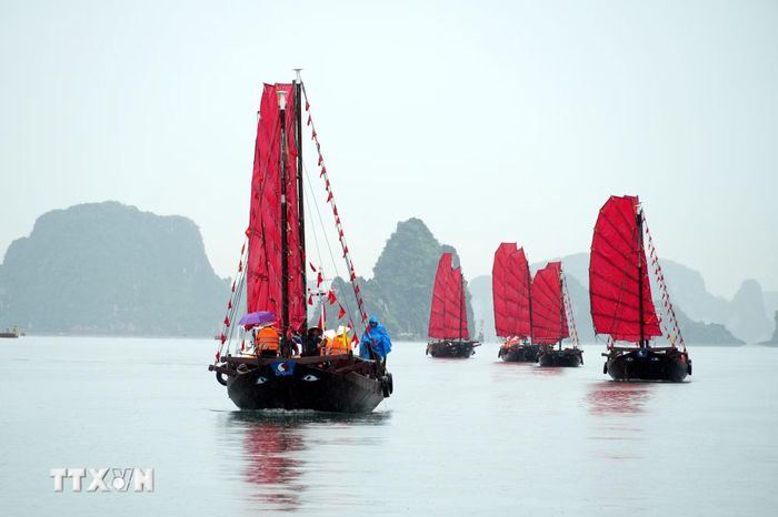 Quảng Ninh khai trương sản phẩm du lịch trải nghiệm thuyền ba vách Hạ Long. (Ảnh: Văn Đức/TTXVN)