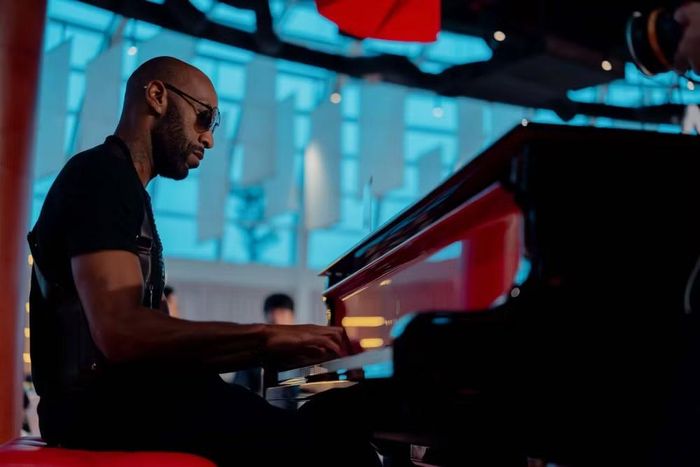 DannyBoyStyles, chủ nhân 3 giải Grammy đệm đàn cho SOOBIN. (Ảnh: CTV/Vietnam+)