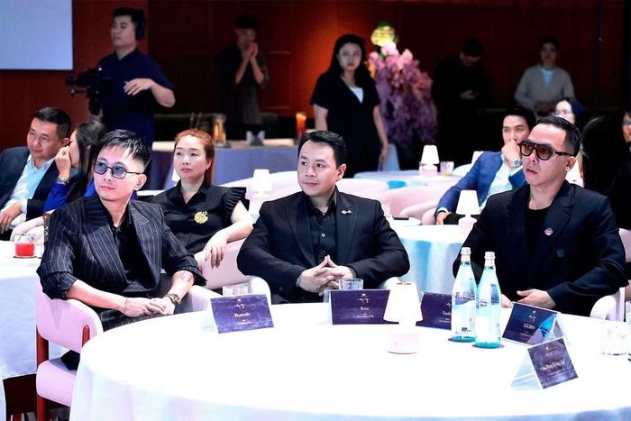 Dàn nghệ sỹ SpaceSpeakers Label trong buổi gặp gỡ báo chí trước sự kiện biểu diễn. (Ảnh: CTV/Vietnam+)